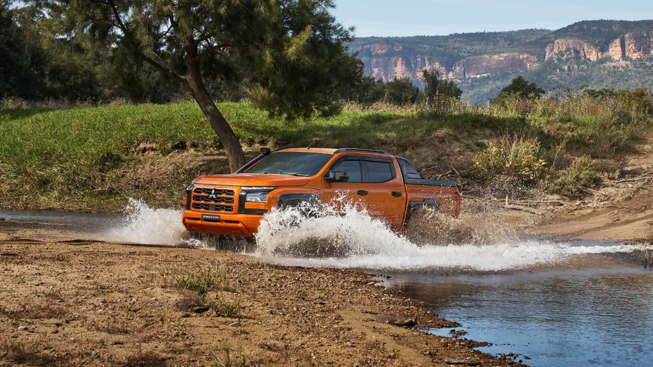 Mitsubishi L200 cruzando un río en la naturaleza